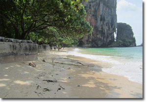 Orilla de la playa de Phra Nang
